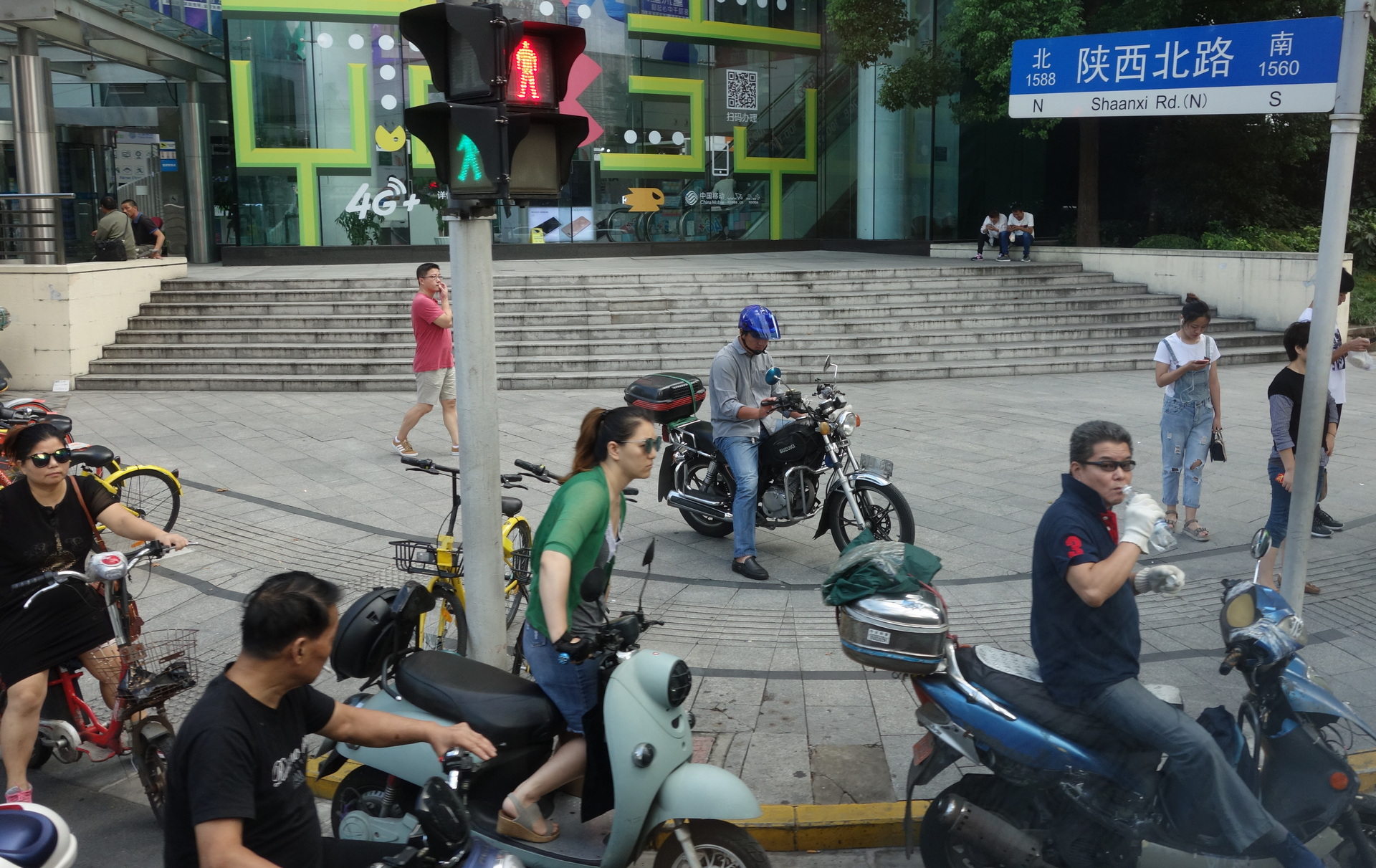 上海で見かけたGN125