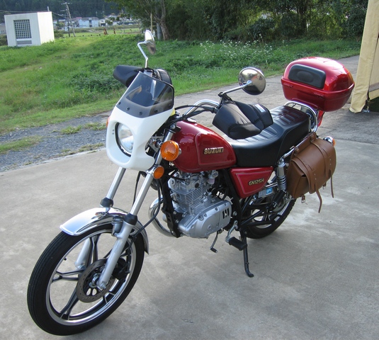 GN125にビキニカウルとリアボックス装着